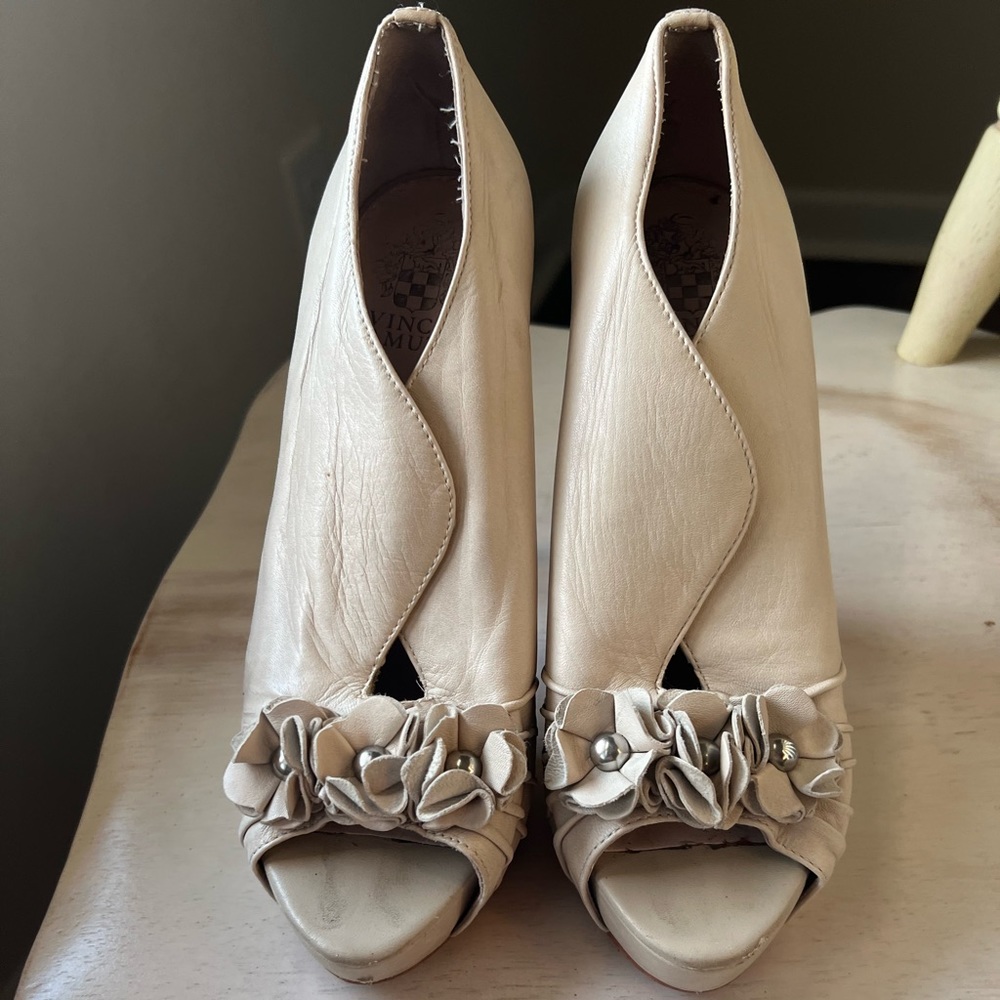 Vince Camuto Nude Heel size 7